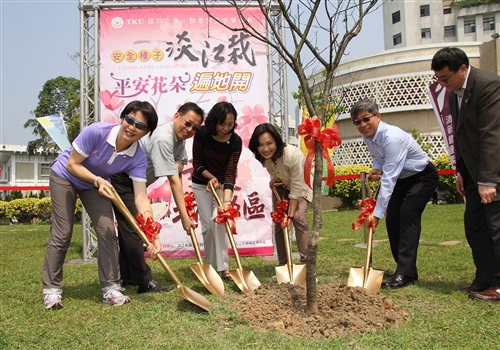 「安全種子淡江栽，平安花朵遍地開」活動於書卷廣場舉行。