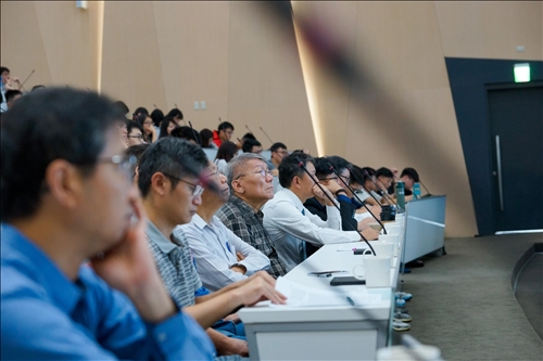 A Lecture by an Internationally Renowned Scholar