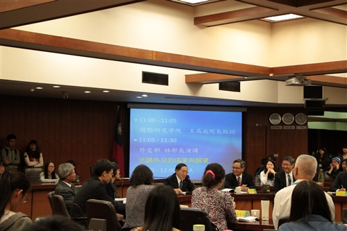 Minister David Y. L. Lin Gives Lecture at TKU