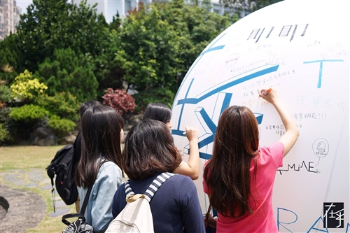 Graduating TKU Students Leave Their Mark