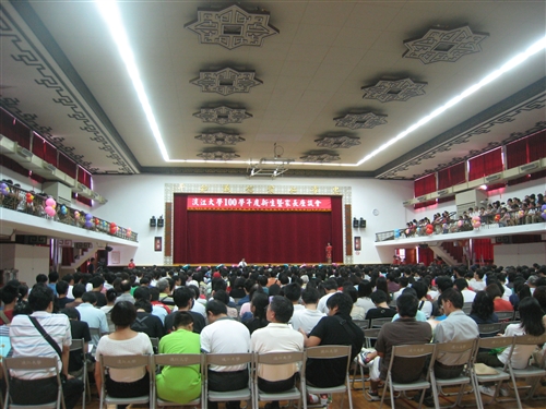 100學年度新生暨家長座談會在全台各縣市分區登場。