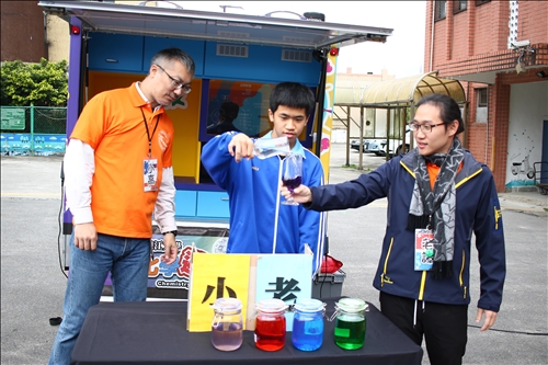 The TKU Mobile Chemistry Lab Arrives at Keelung for the First Time
