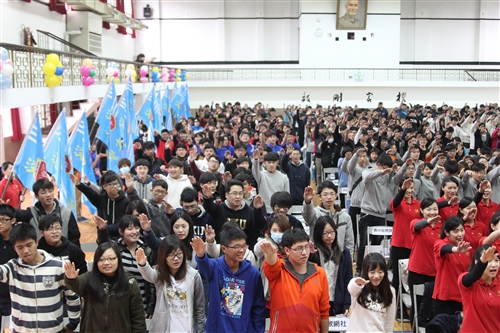 寒假海內外服務隊授旗出發。
