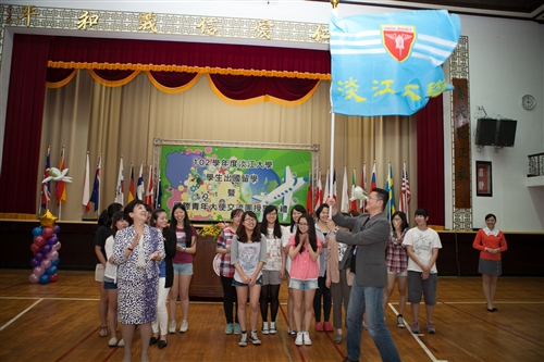 本校舉辦「102學年度學生出國留學暨國際青年大使交流計畫團」授旗典禮。