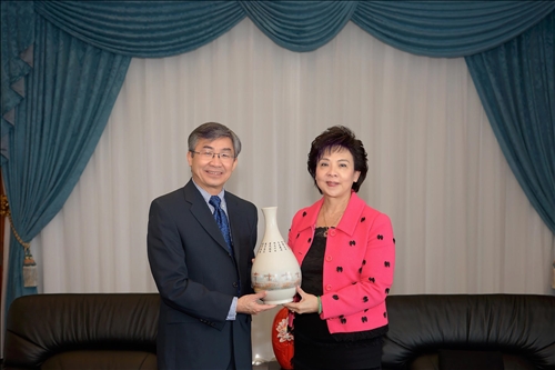 Renowned Scholar, Dr. Hoang Pham, Delivers Guest Lecture at Tamkang