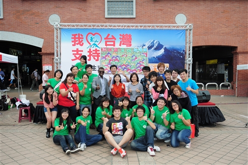 為玉山加油！師生走出校園，共組「玉山助選團」。