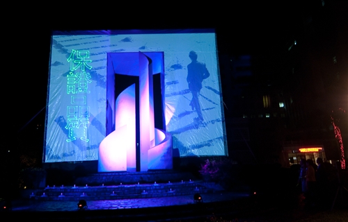Diamond Jubilee kicks off with spectacular light shows