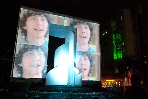 Diamond Jubilee kicks off with spectacular light shows
