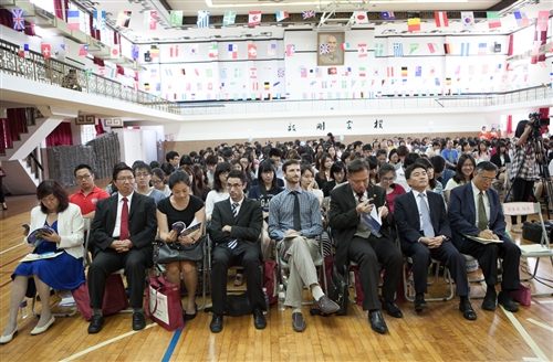 本校舉辦「102學年度學生出國留學暨國際青年大使交流計畫團」授旗典禮。