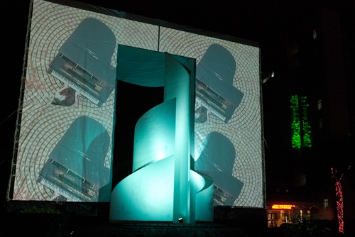 Diamond Jubilee kicks off with spectacular light shows