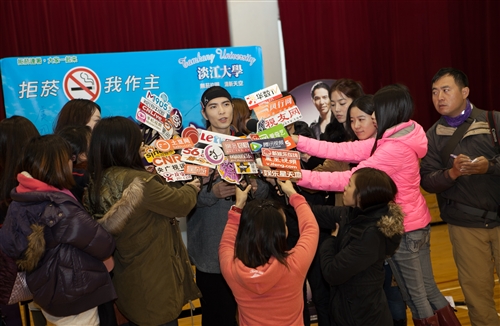Jam Hsiao Comes to TKU to Promote Anti-Smoking Policy