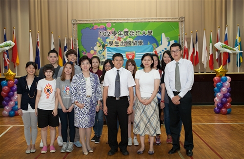 本校舉辦「102學年度學生出國留學暨國際青年大使交流計畫團」授旗典禮。