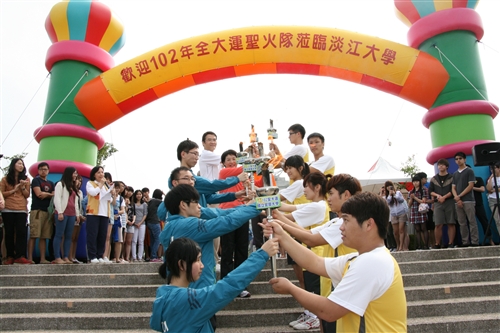蘭陽校園全體師生歡欣迎接全大運聖火。