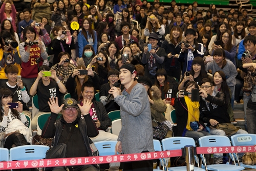 Jam Hsiao Comes to TKU to Promote Anti-Smoking Policy