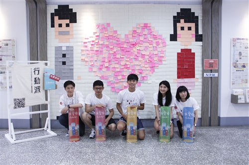 Brave Senior Students Help Express Love