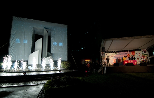 Diamond Jubilee kicks off with spectacular light shows