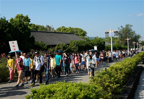 New Students Enter Campus Old School
