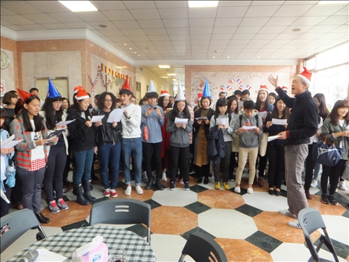 The College of Foreign Languages and Literatures Celebrates Christmas Early