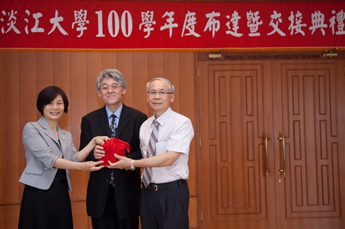 本校100學年度單位主管布達暨交接典禮在覺生國際會議廳舉行。
