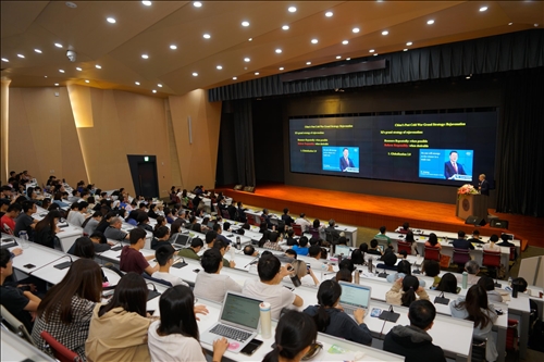 Dr. Avery Goldstein Delivers the 11th Lecture in the Tamkang Clement and  Carrie Chair Lecture Series