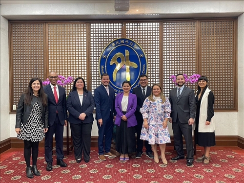 Classes in Person for the Transnational Distance Executive Master’s Program, 9 Elite Politicians from Latin America come to the School