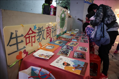 Spreading Love into the Community - TKU Assists Local Elementary School Clubs