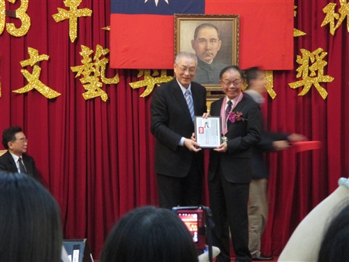 Ben-hang Chang is Honored with 55th Annual Chinese Art and Literature Prize