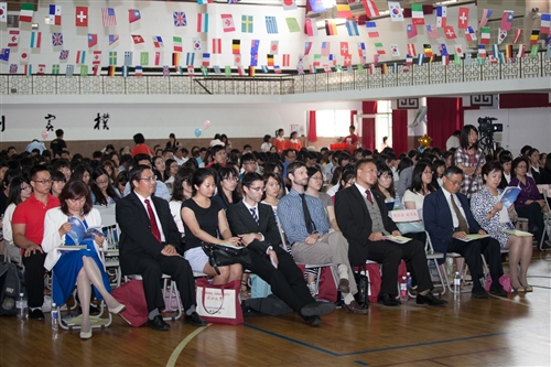 本校舉辦「102學年度學生出國留學暨國際青年大使交流計畫團」授旗典禮。