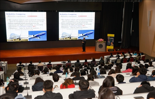 Renowned Scholar, Dr. Hoang Pham, Delivers Guest Lecture at Tamkang
