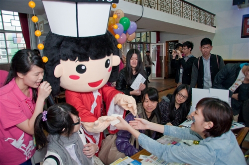 淡水校園舉行「2013淡江大學學系博覽會-淡江書卷節」。