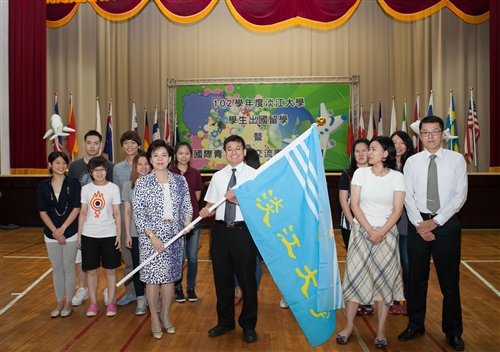 本校舉辦「102學年度學生出國留學暨國際青年大使交流計畫團」授旗典禮。