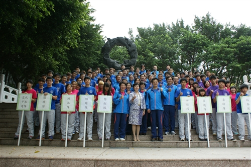2013全國大專校院運動會授旗出發。