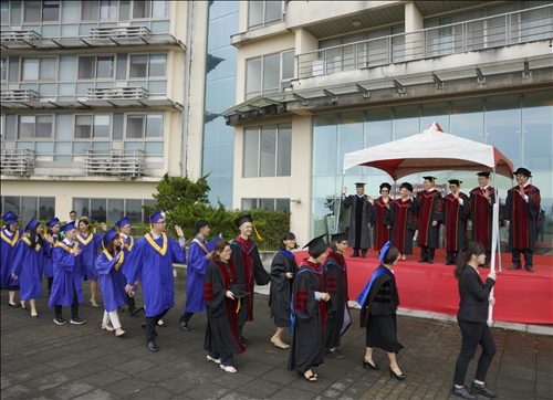 The Island's First All-English Graduation Ceremony Held at Lanyang