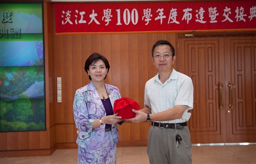 本校100學年度單位主管布達暨交接典禮在覺生國際會議廳舉行。