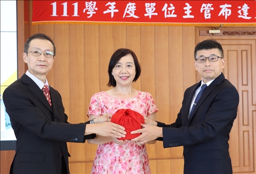In the Ceremony of Awarding the 13th Principal