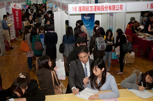 本校舉辦2013年校園徵才博覽會。