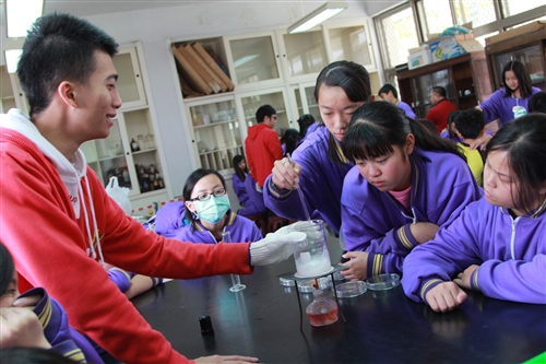 The Bright Light Science Service Team Heads to Liu Ying Junior High School