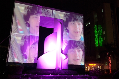 Diamond Jubilee kicks off with spectacular light shows