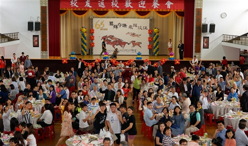全校教職員工生與校友同賀淡江65歲生日快樂！