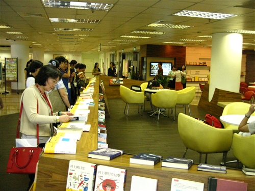 Special Guest Gives a Lecture on Haruki Murakami Literature