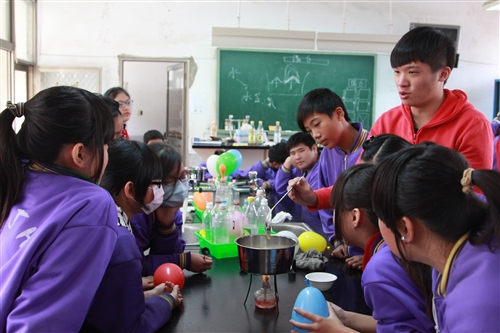 The Bright Light Science Service Team Heads to Liu Ying Junior High School