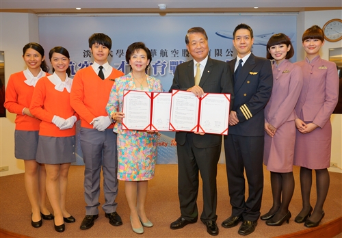 本校與華航共同簽署「航空人才培育戰略合作框架」產學合作。
