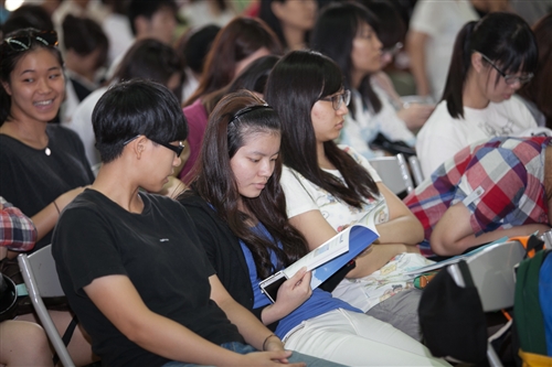 本校舉辦「102學年度學生出國留學暨國際青年大使交流計畫團」授旗典禮。