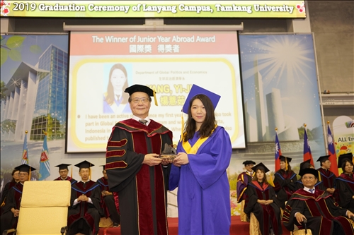 The Island's First All-English Graduation Ceremony Held at Lanyang