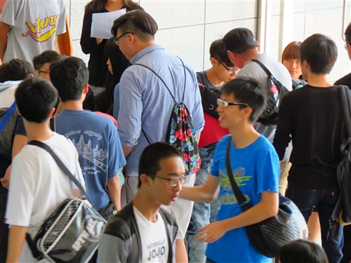 高中生用心、動腦在淡水校園玩科普。