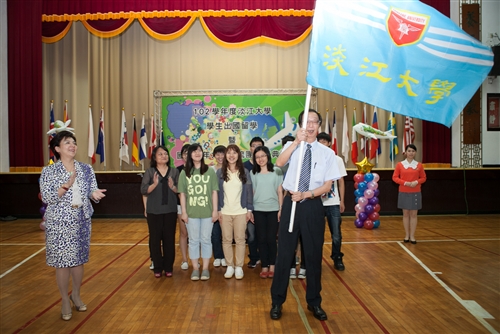 本校舉辦「102學年度學生出國留學暨國際青年大使交流計畫團」授旗典禮。