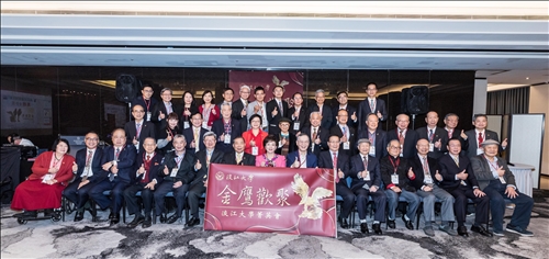 TKU Golden Eagle Club Welcomes New Members, Chairperson Chang Personally Presents Badges