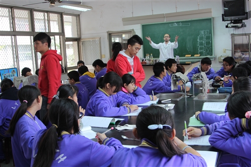 The Bright Light Science Service Team Heads to Liu Ying Junior High School