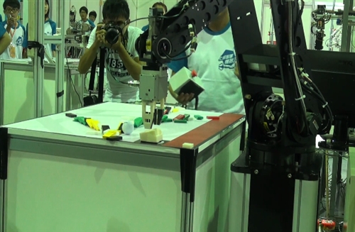 The Department of Electrical Engineering Shines in Robotics Competition