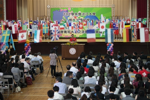 本校舉辦「102學年度學生出國留學暨國際青年大使交流計畫團」授旗典禮。